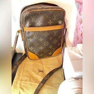 Louis Vuitton Authentic w/flaws Monogram Messenger Bag